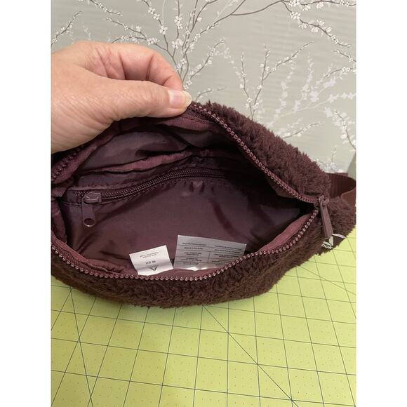 Reebok Commander Maroon Sherpa Fanny Pack Adjustable Waist - Picture 6 of 12